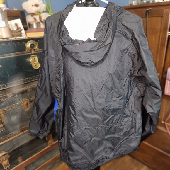 Port Authority Pullover Windbreaker, Fleetwood RV - Picture 4 of 9